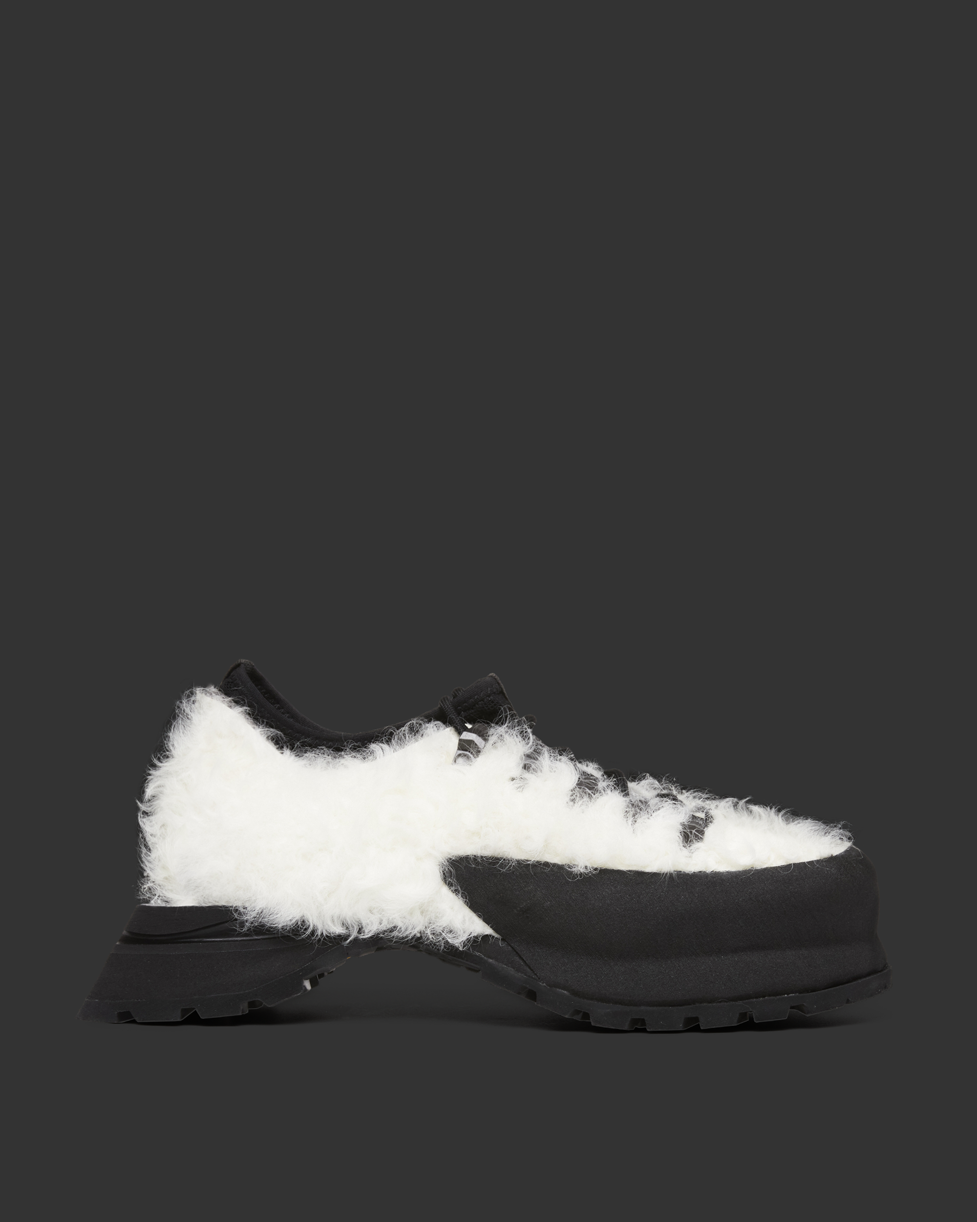 Made of flexible and delicate sheepskin, it fully embodies the essence